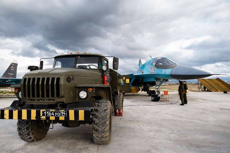 Illustration for article titled Watch The Kremlin's Warplanes Hightail It Out Of Syria And Back To Mother Russia